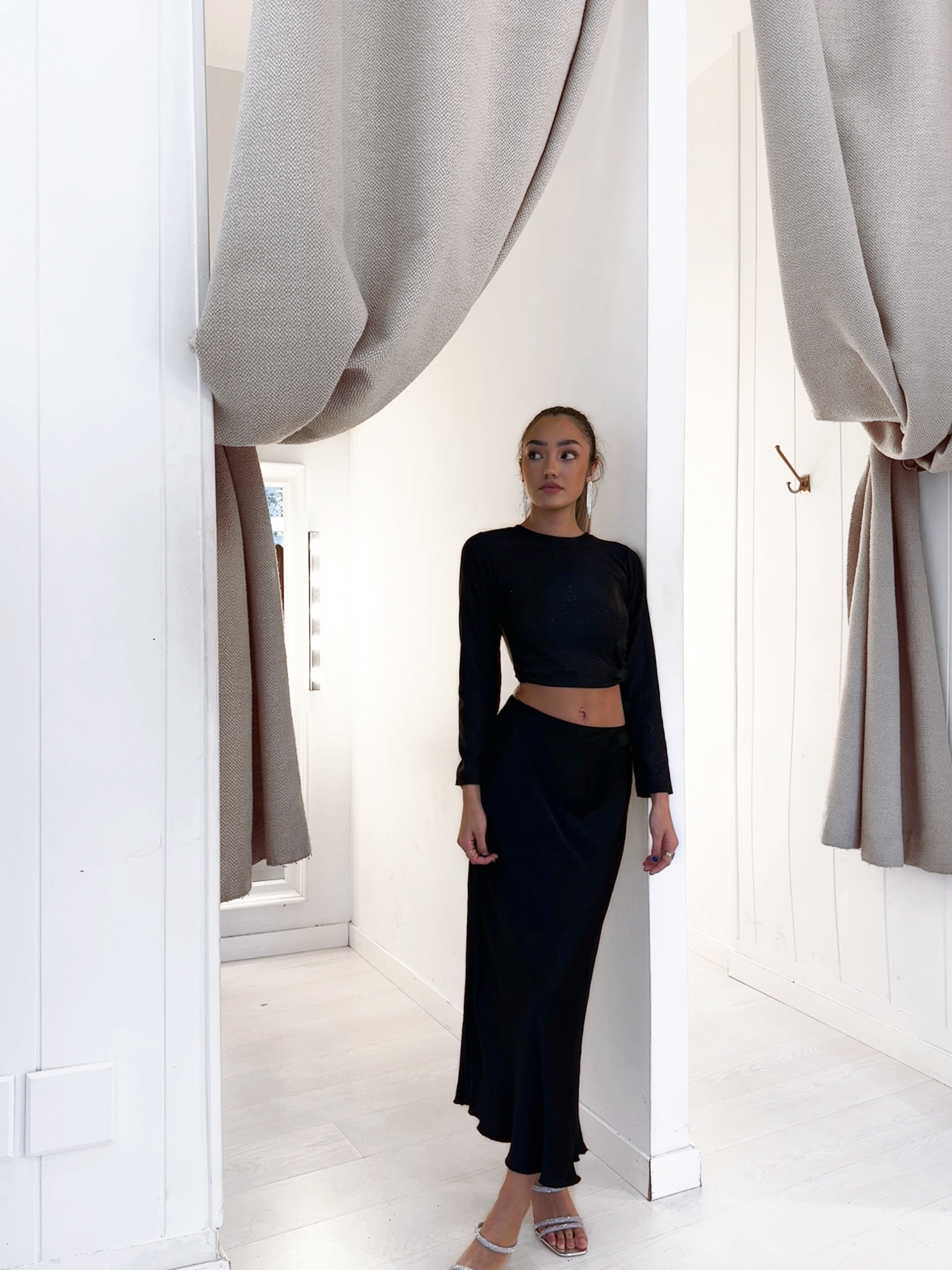 Satin skirt (black)